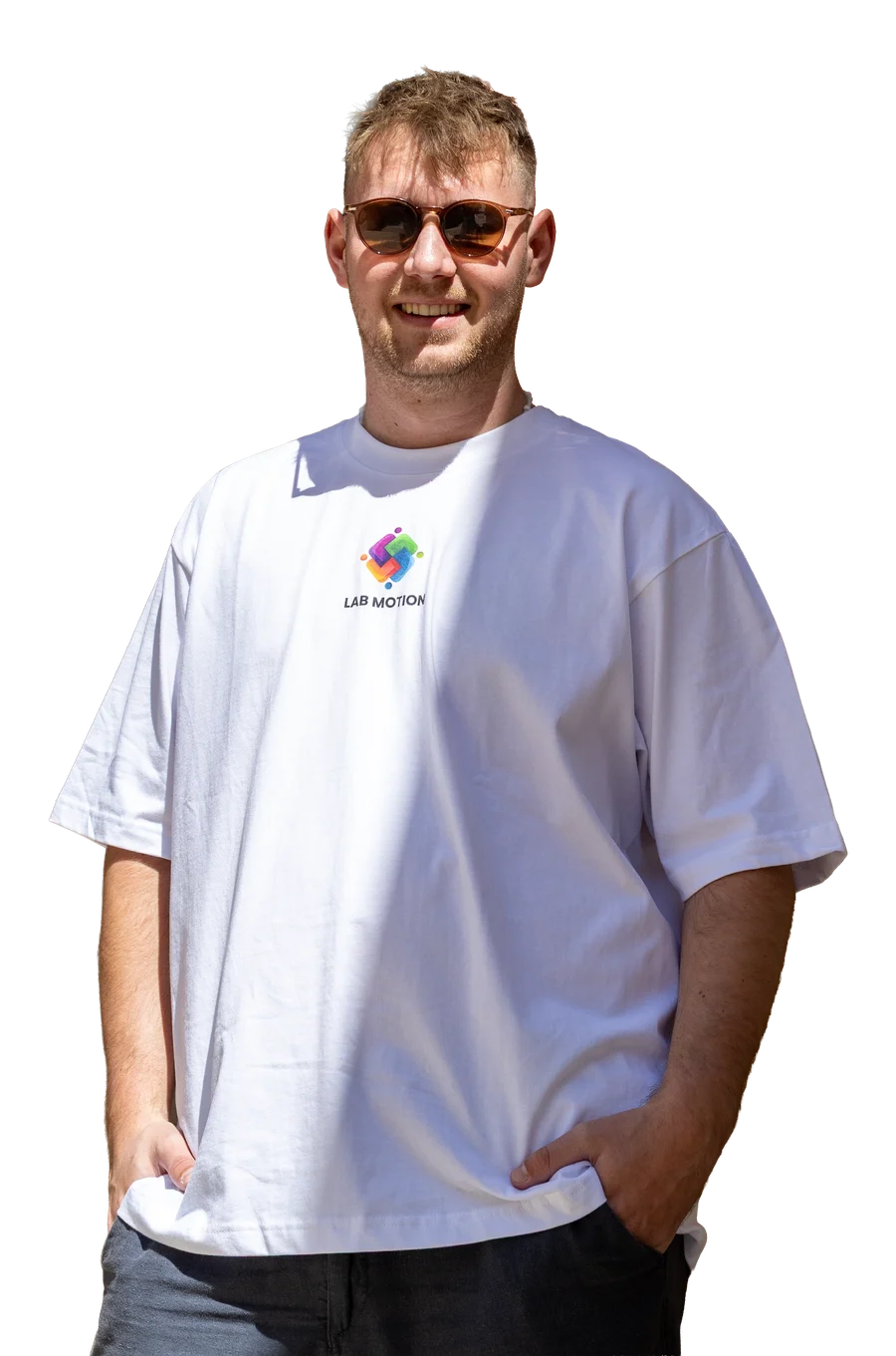 Fabian Tasch, Immobilienfotograf, lächelnd mit Sonnenbrille und weißem Lab-Motion-T-Shirt