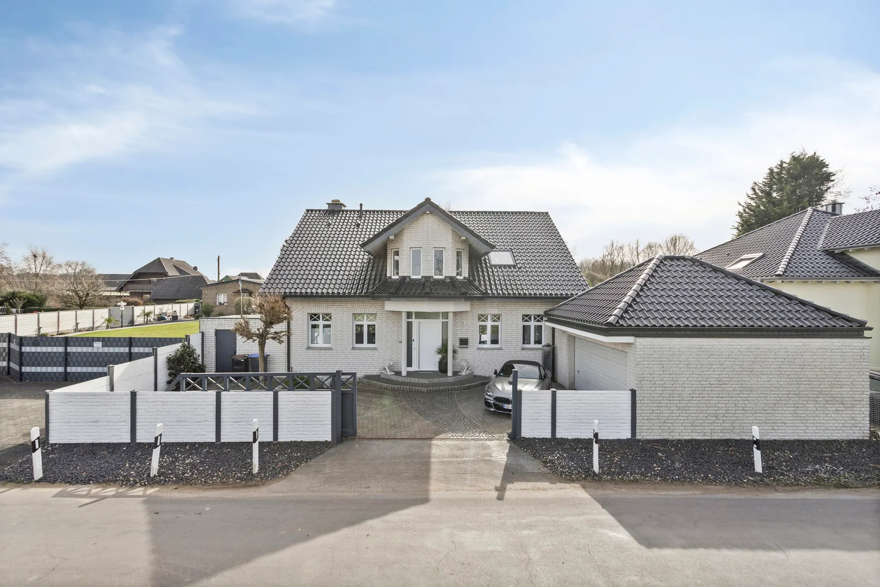 Einfamilienhaus mit Garage und Hofeinfahrt aus erhöhter Perspektive