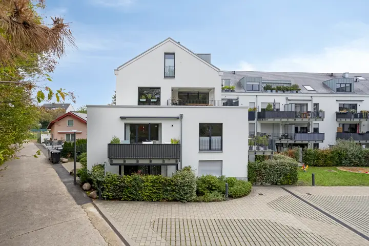 Mehrfamilienhaus mit Balkonen aus erhöhter Position