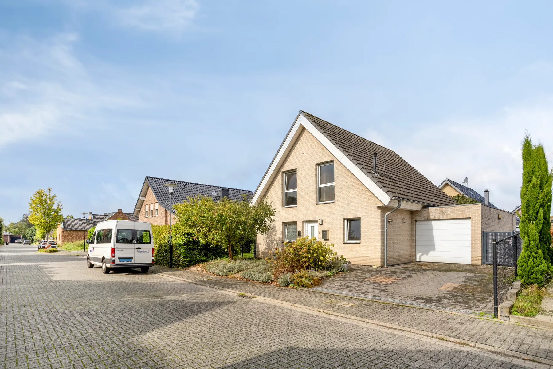 Einfamilienhaus mit Satteldach von der Straße aus