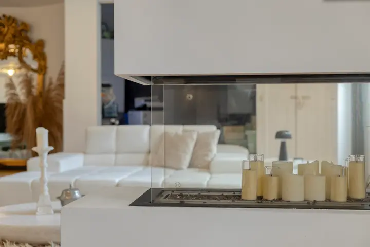 Detailaufnahme: Kaminfeuer und Dekoration im Wohnzimmer